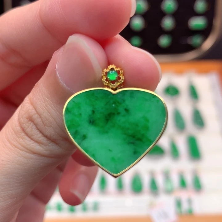 翡翠18K金镶嵌颈饰翡翠