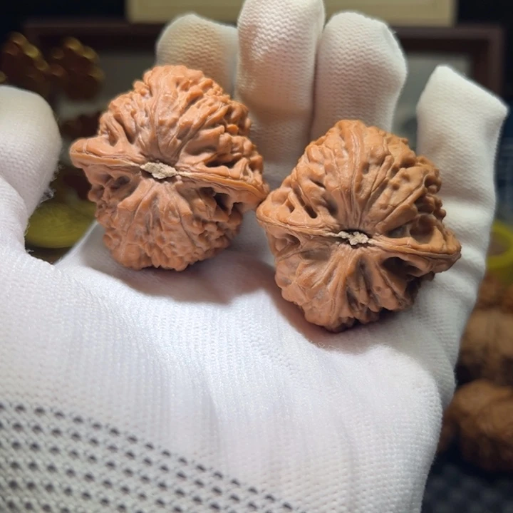 文玩核桃吊坠牡丹纹