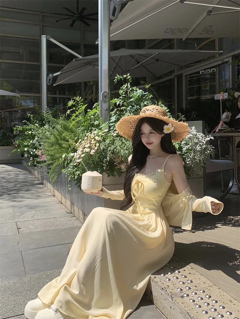度假风夏季新款温柔黄色吊带连衣裙女收腰显瘦百搭蕾丝带胸垫长裙