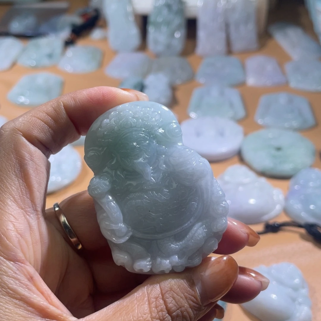 小***露翡翠未镶嵌颈饰财神爷
