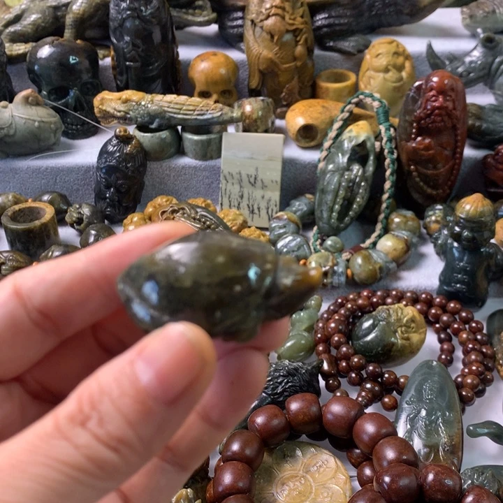 未镶嵌岫岩河磨玉（透闪石质玉）把件