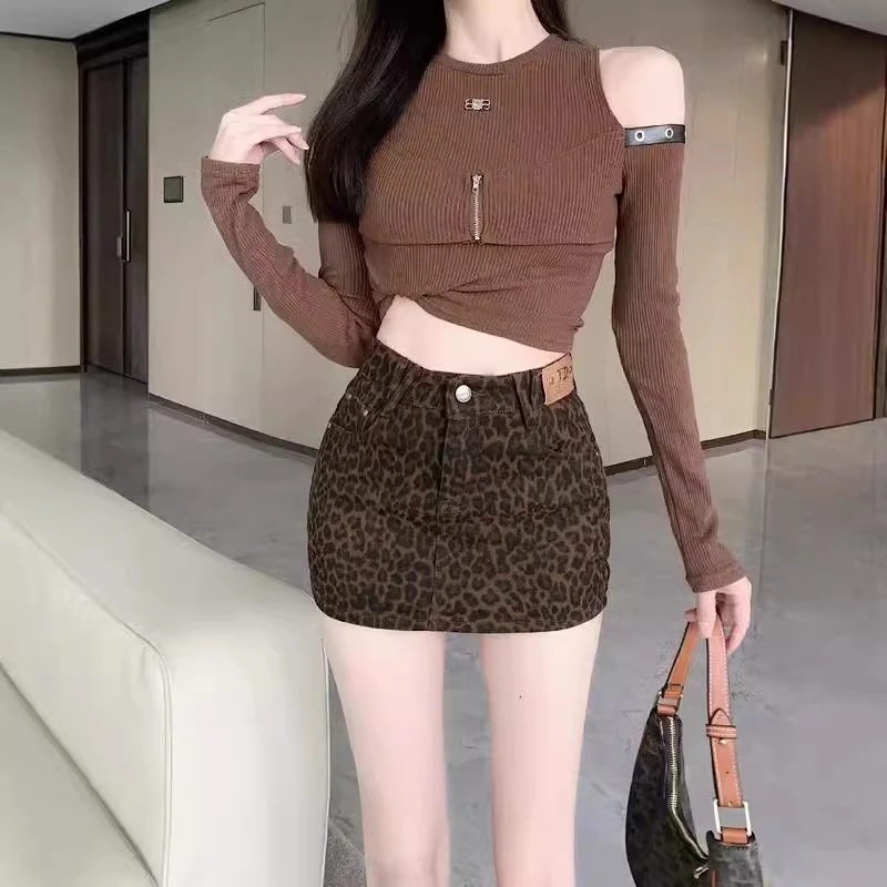 设计感弹力咖色豹纹牛仔包臀裙2025年秋季新款辣妹贴布小个子短裙
