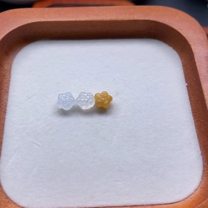 樱***子颈饰未镶嵌翡翠莲花珠