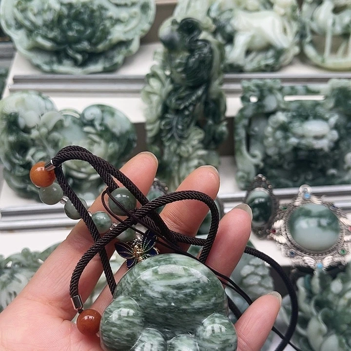 透闪石-蛇纹石玉颈饰未镶嵌幸**妞