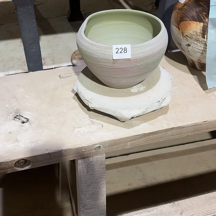 摆件陶高16。口18，到20，有孔228