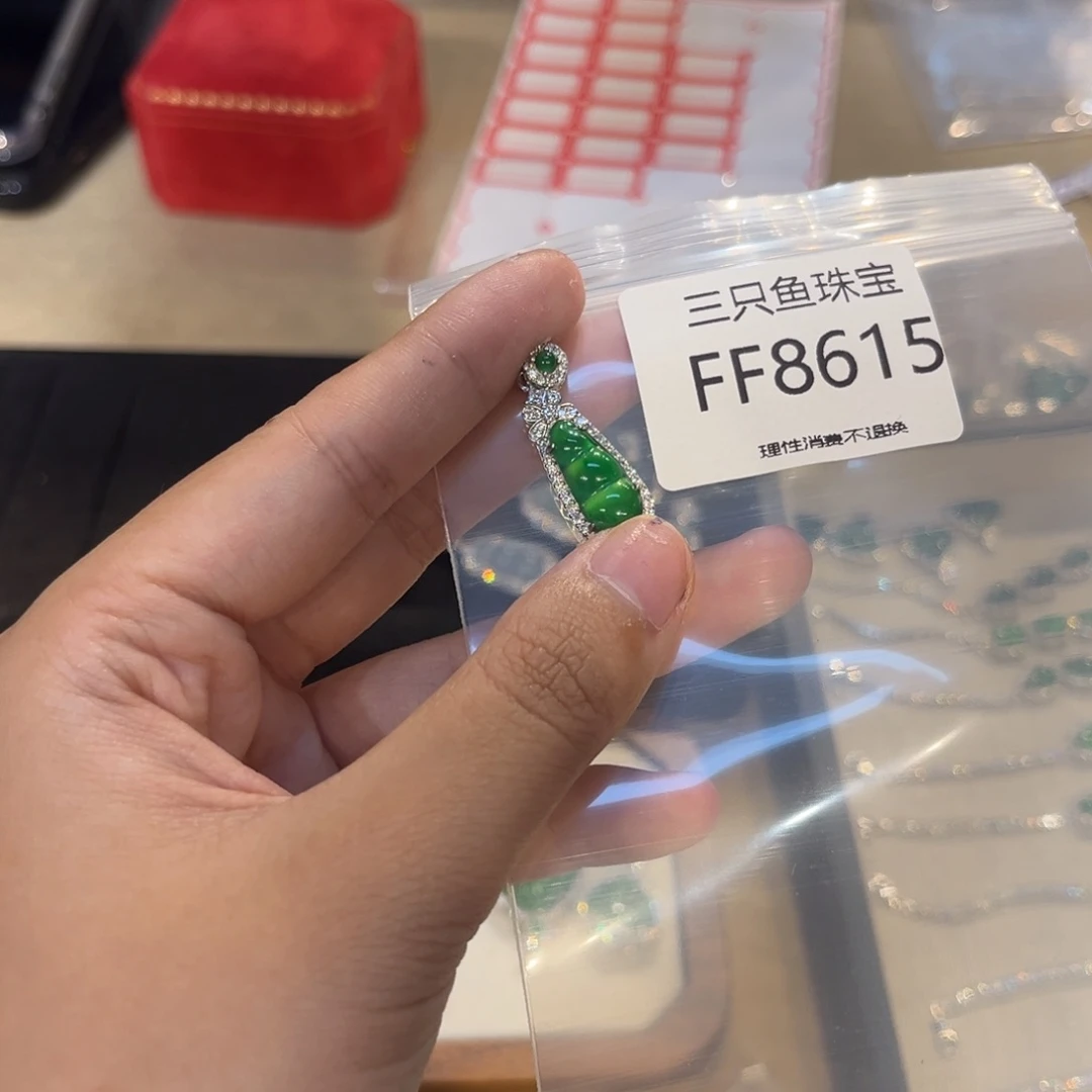 L***贝翡翠银S925镶嵌颈饰