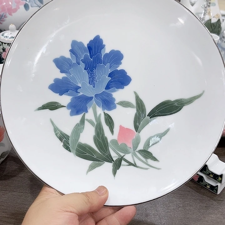 釉下五彩的瓷器和瓷器