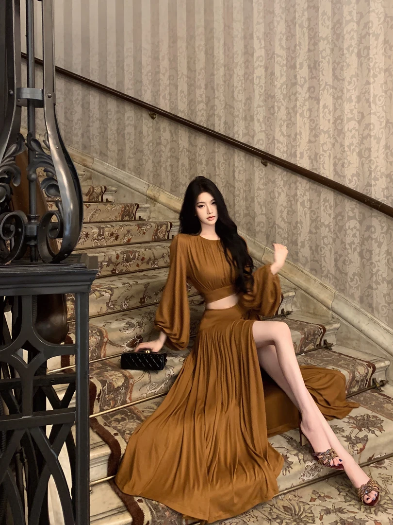 向晚·盛宴焦糖色蝙蝠袖圆领上衣抽褶垂感开叉半裙套装