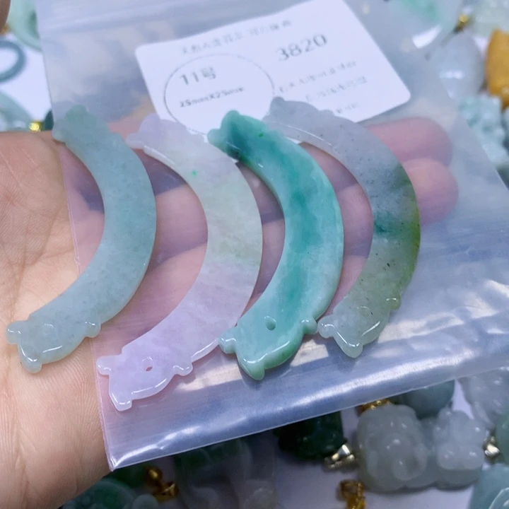 翡翠未镶嵌颈饰玥***彩翡翠