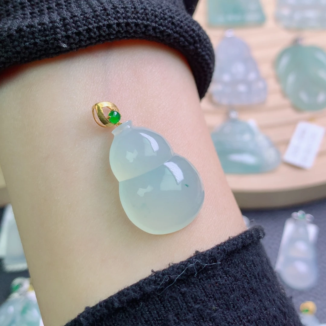 翡翠18K金镶嵌颈饰吊坠