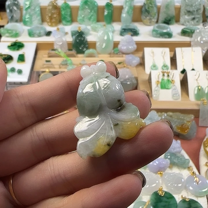 翡翠未镶嵌颈饰金鱼