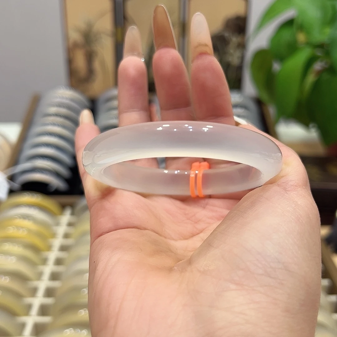 Y***T玛瑙/玉髓未镶嵌手镯