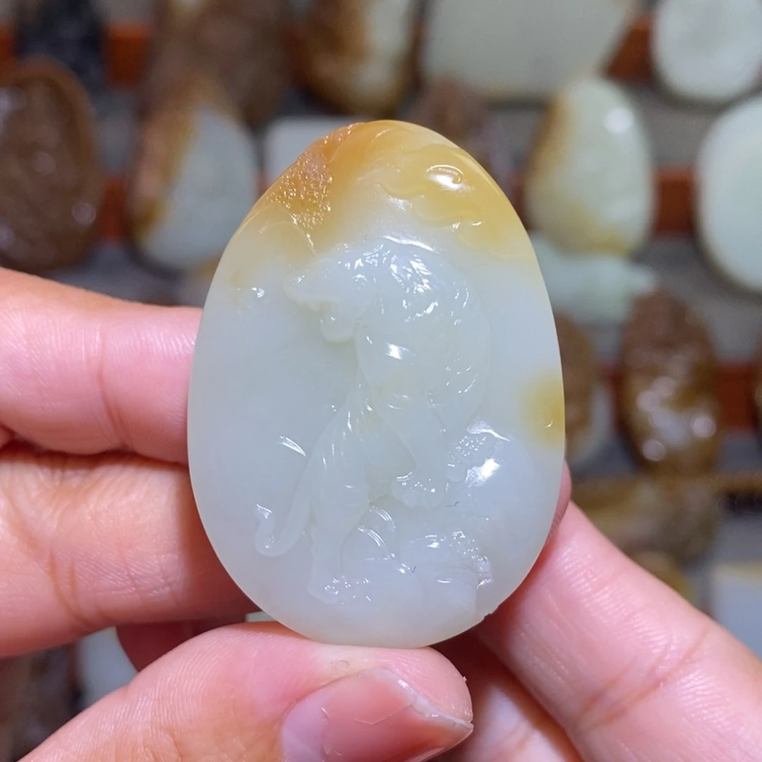 颈饰未镶嵌和田玉（糖玉）上山虎