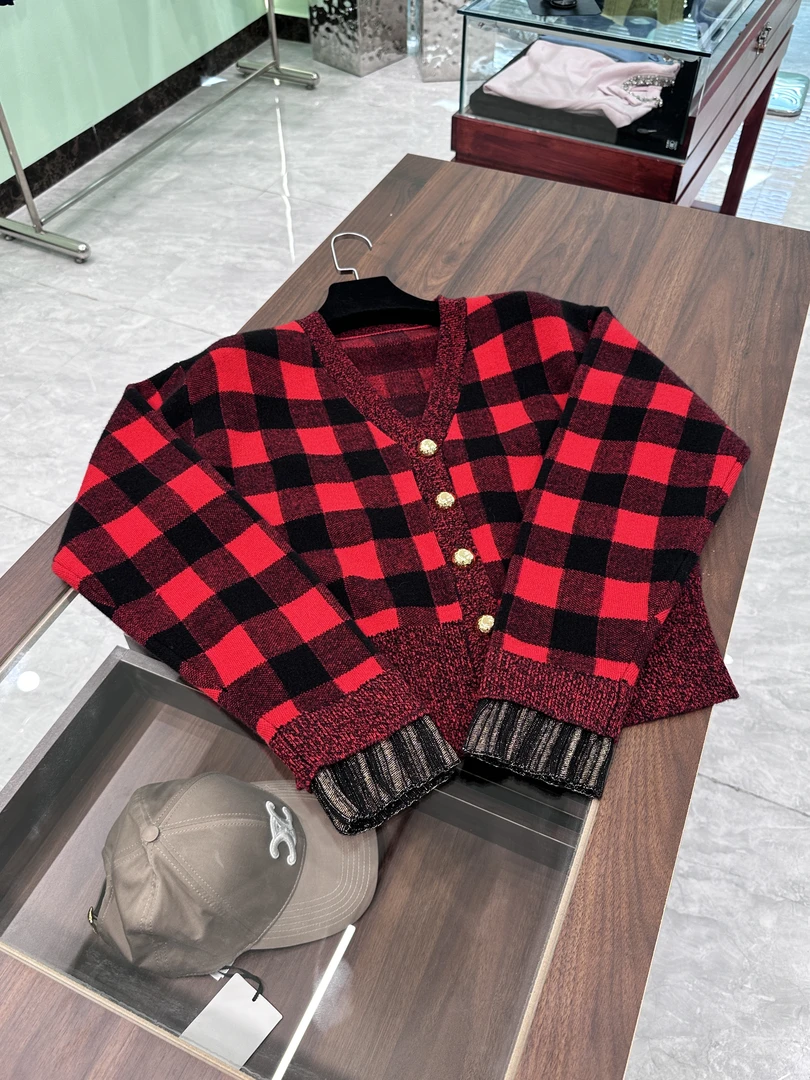 M25秋冬红黑棋盘格针织纽扣款针织开衫