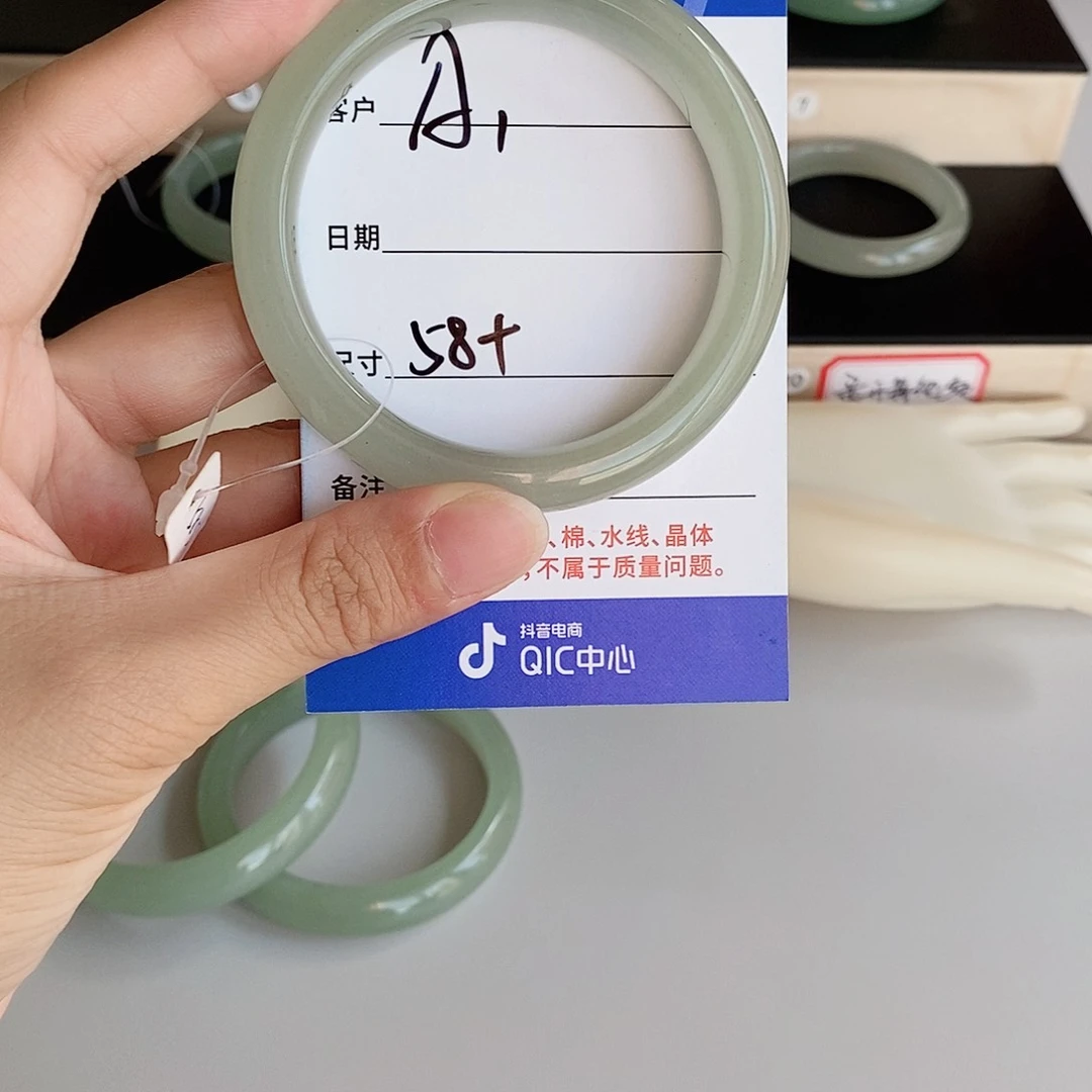 張****石英质玉手镯未镶嵌