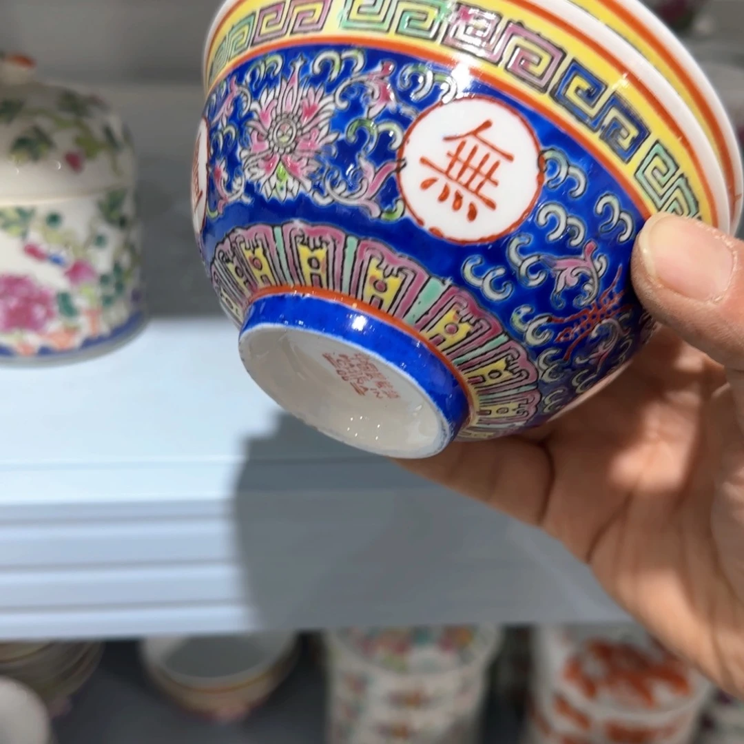 瓷片瓷器上用白泥雕刻出各种