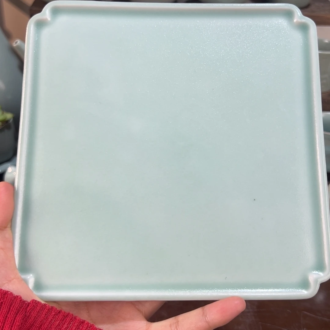微瑕卵青茶盘不开片。