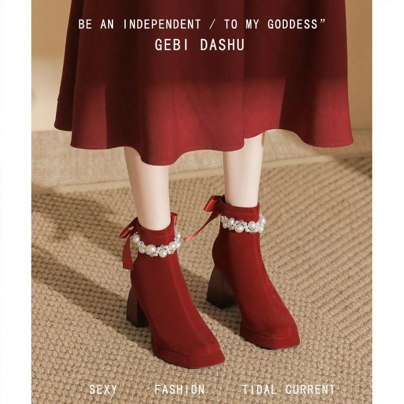粗跟方头女靴2025新款蝴蝶结珍珠链靴子酒红色小个18岁不累高跟鞋