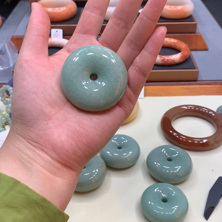 合金手镯石英质玉（佘太翠）