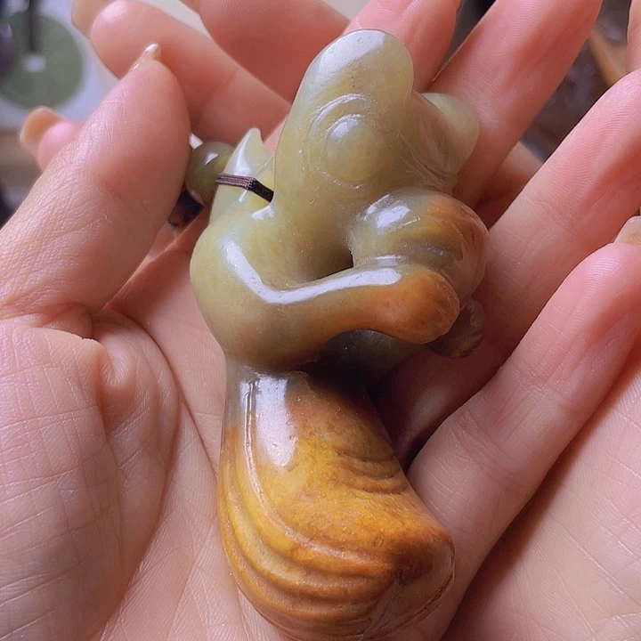 未镶嵌岫岩河磨玉（透闪石质玉）把件许*草
