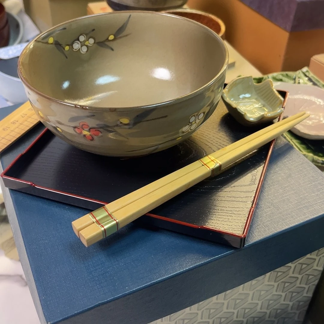 瓷片茶色白红花朵面碗2