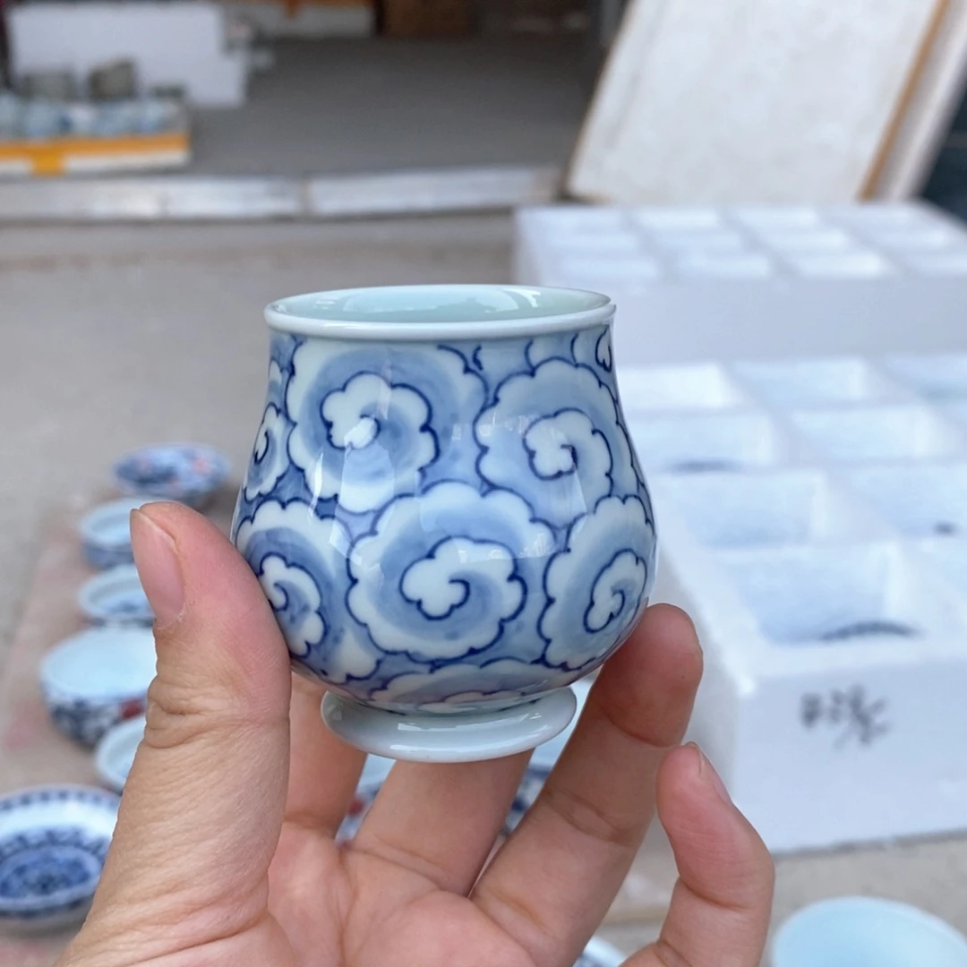 瓷片景德镇手绘卷云纹杯子