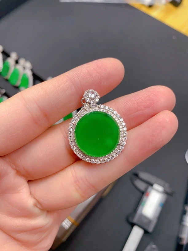 翡翠无事牌吊坠气质