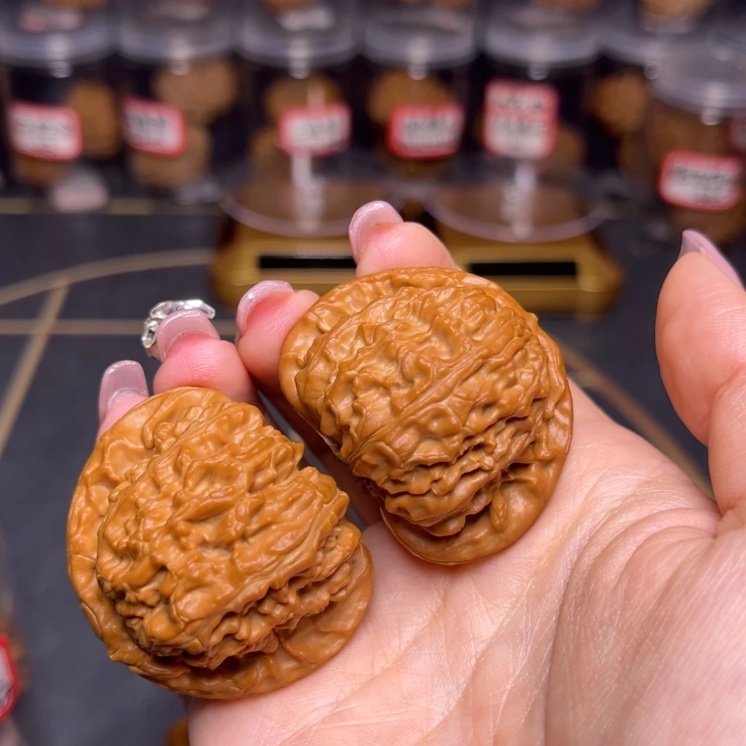 文玩核桃吊坠三角白43.8