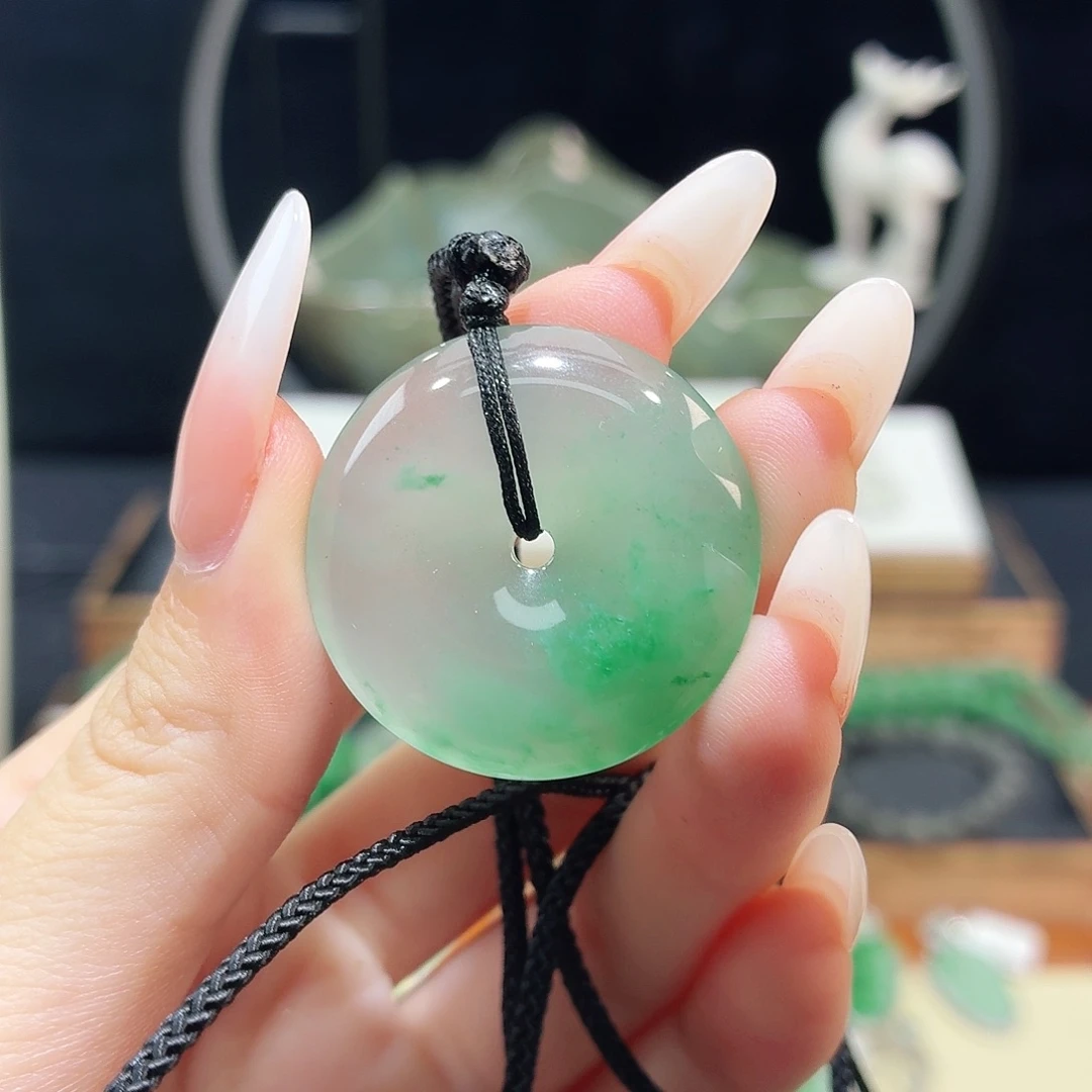 轻***师颈饰未镶嵌石英质玉（非洲翠）