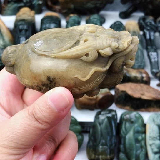 未镶嵌岫岩河磨玉（透闪石质玉）把件