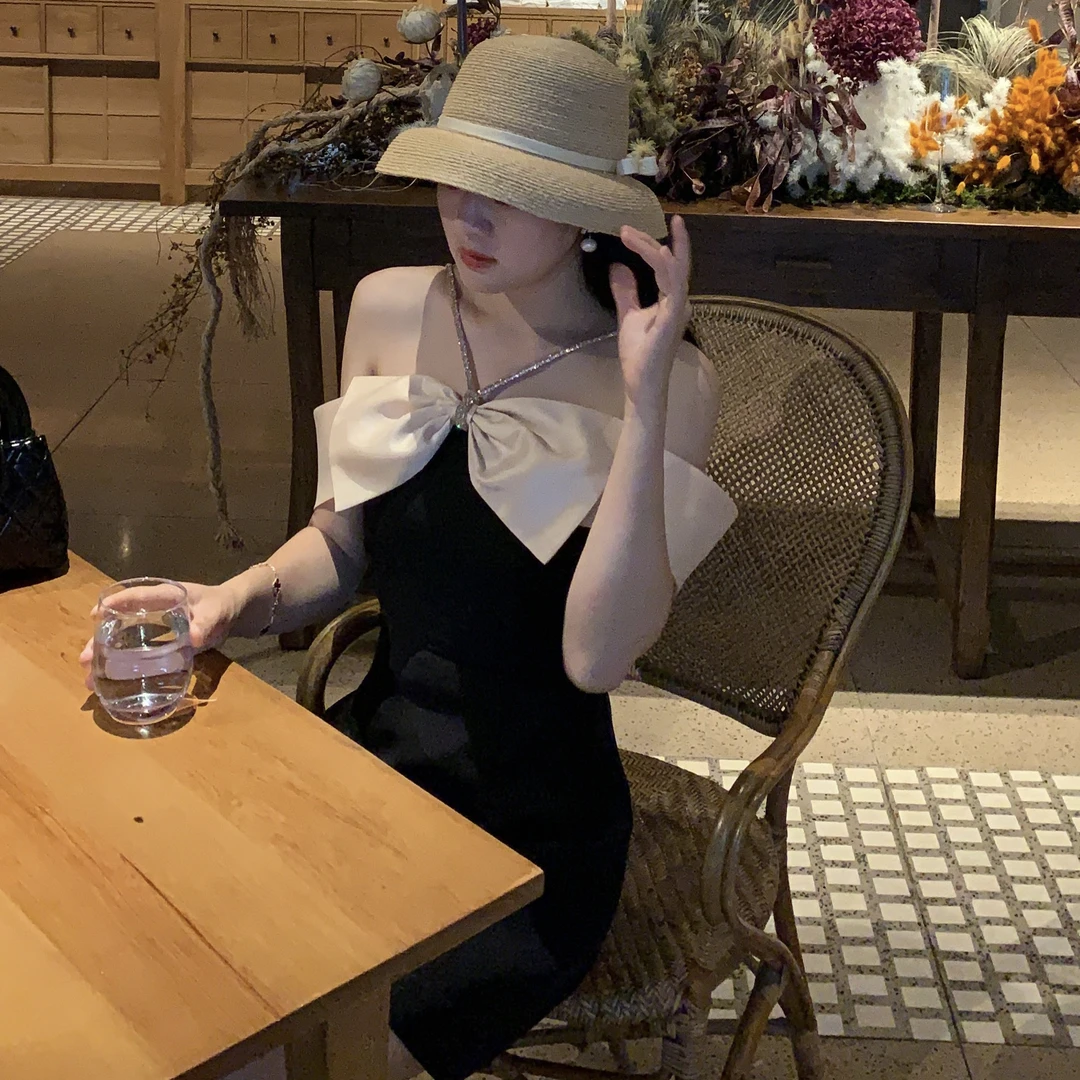 魅鹊 52100 泰版小众设计感洋气挂脖蝴蝶结一字肩连衣裙