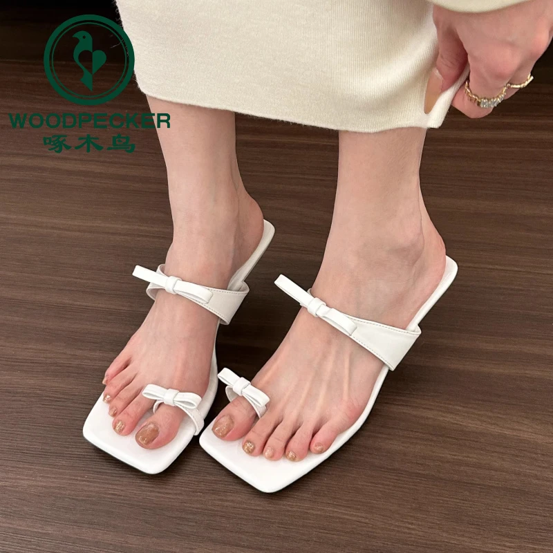 啄木鸟2025时尚法式温柔白色套趾蝴蝶结凉鞋女春夏新款细跟凉拖鞋
