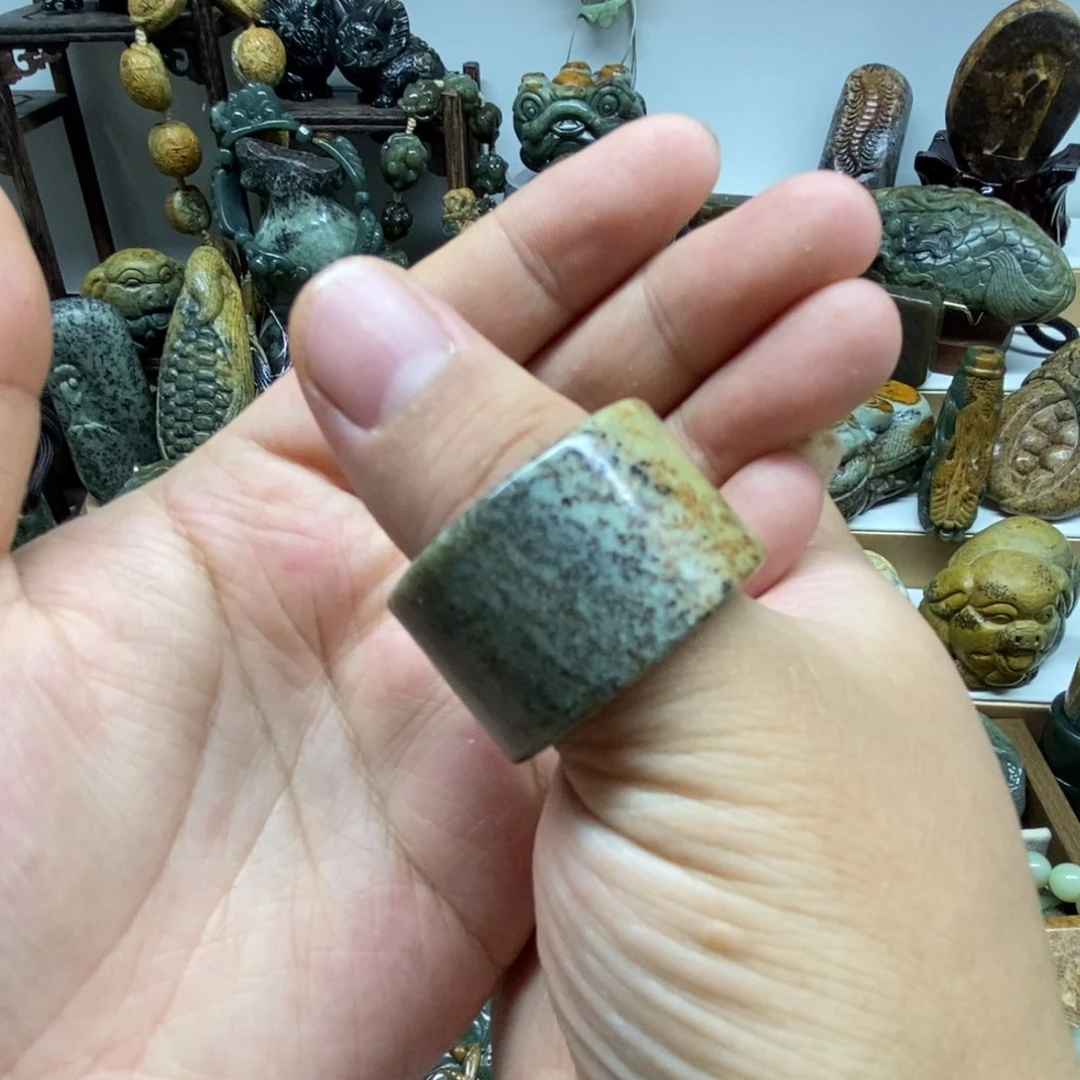 未镶嵌岫岩河磨玉（透闪石质玉）把件
