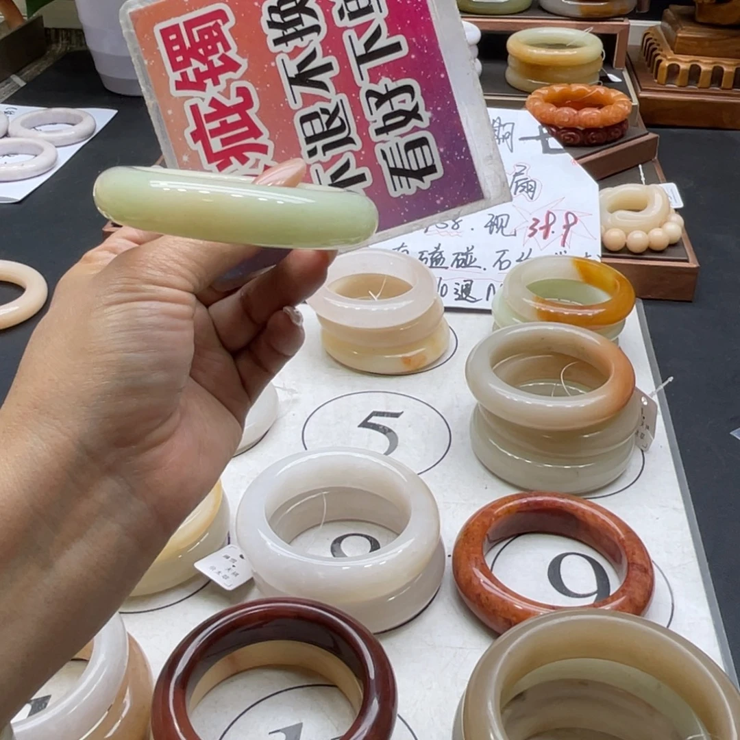 奥***哦石英岩玉未镶嵌手镯