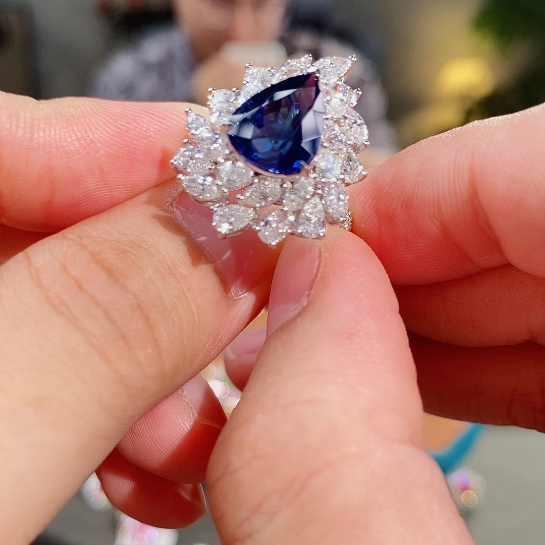18K金镶嵌蓝宝石戒指5.11ct