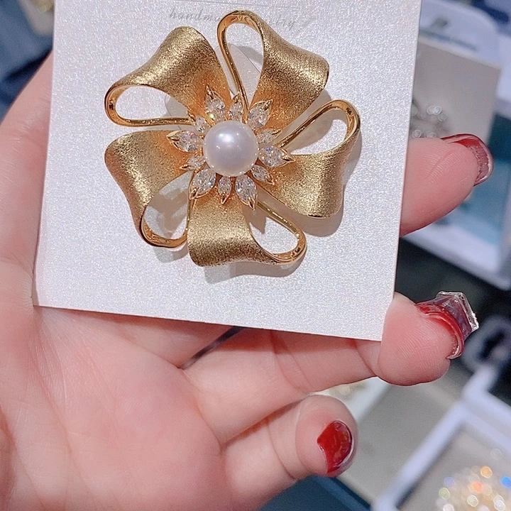 锆石铜合金金属拉丝花朵胸针