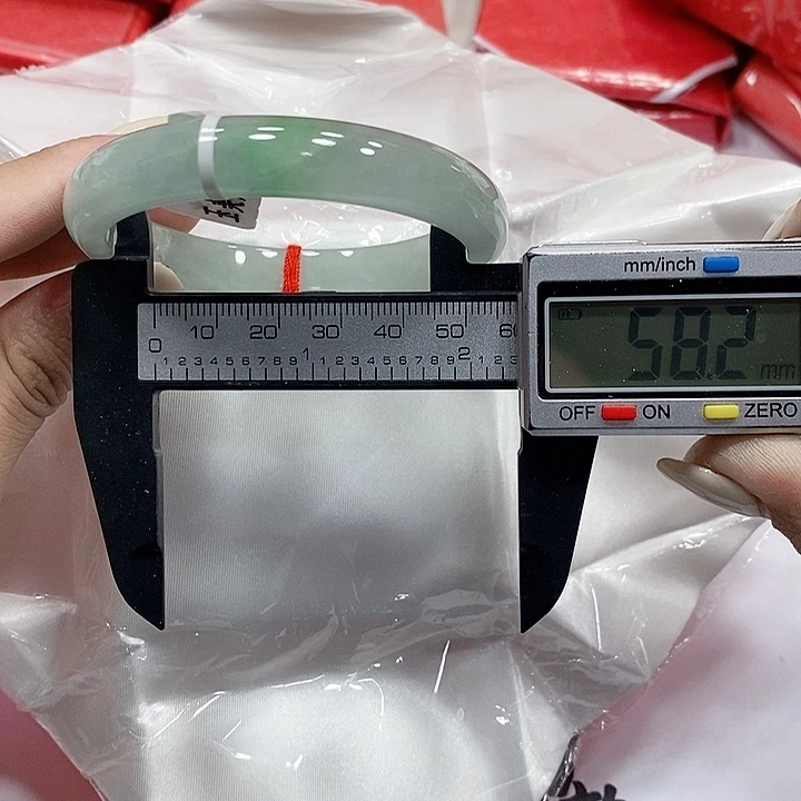 翡翠手镯未镶嵌2。