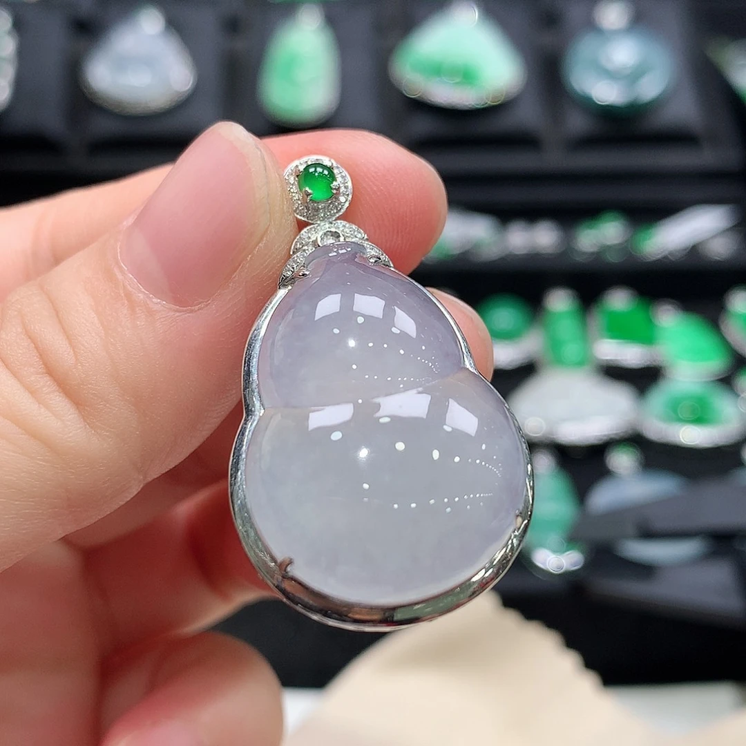 翡翠18K金镶嵌颈饰葫芦