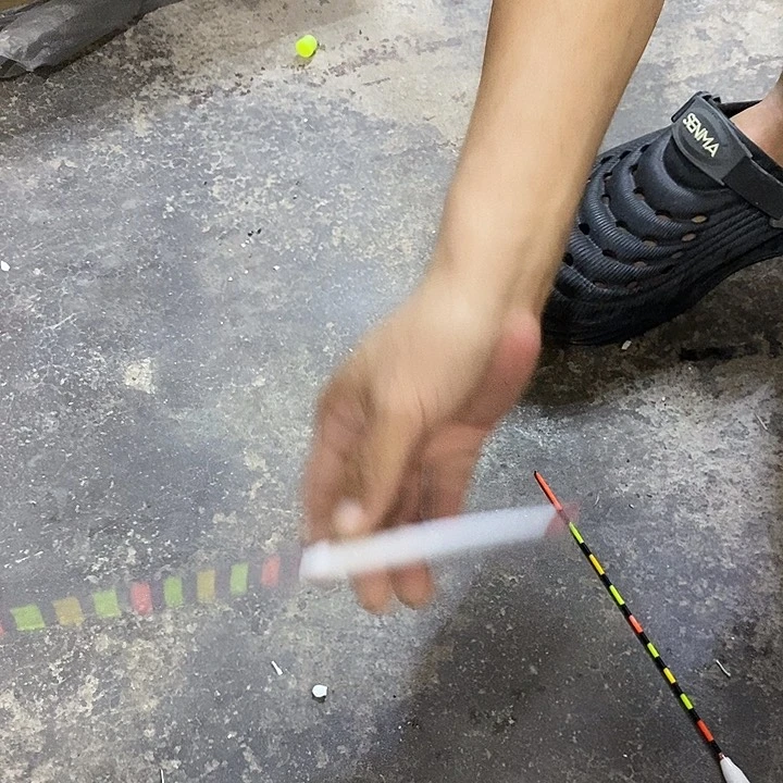 鹰王白色鱼漂随机发两根