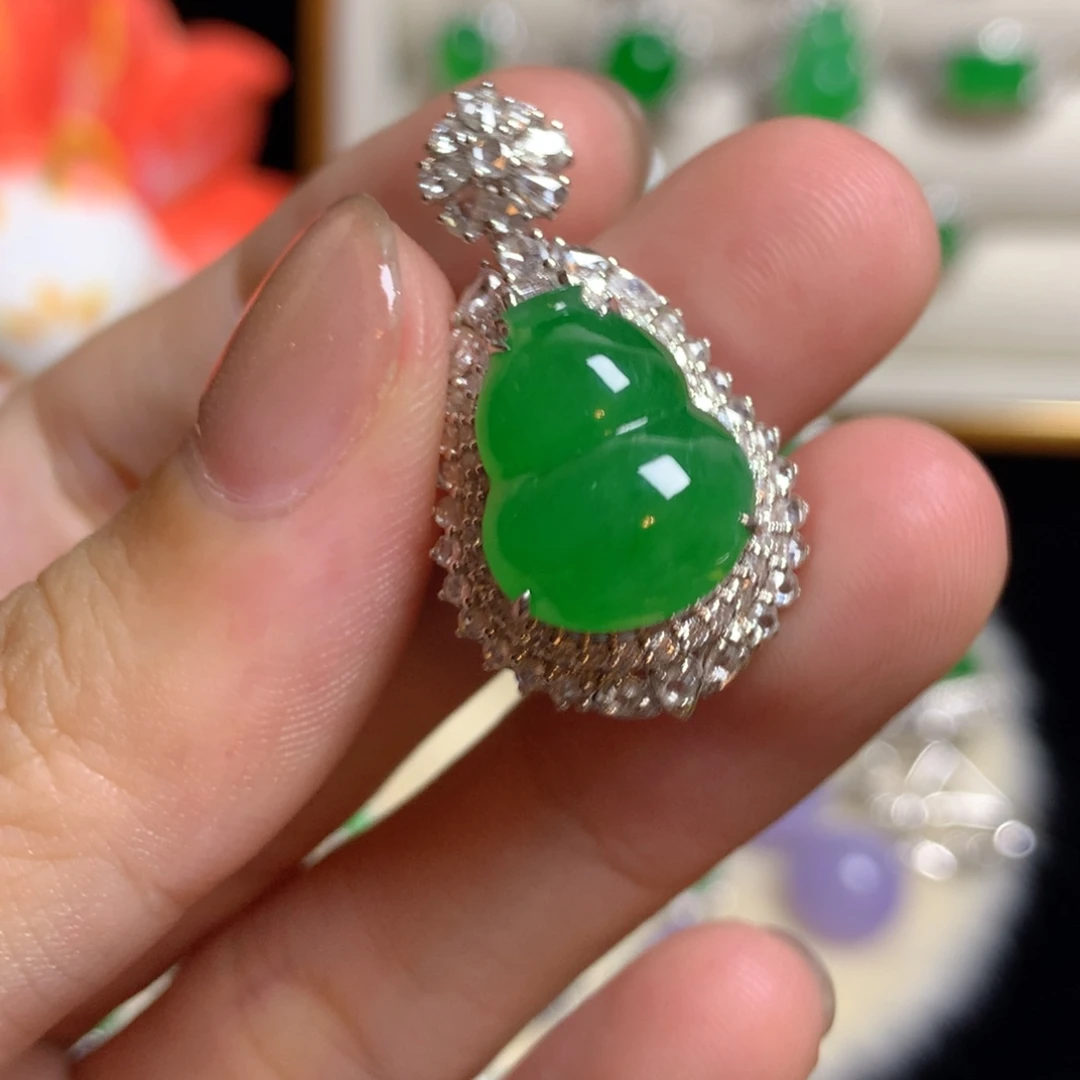 颈饰18K金镶嵌翡翠葫芦