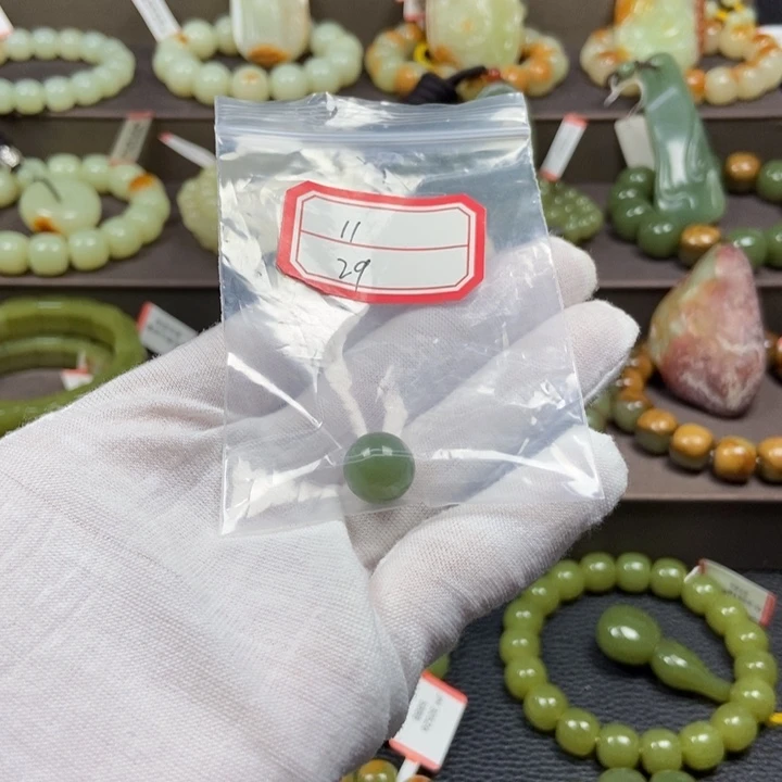 非***空透闪石质玉未镶嵌珠宝半成品