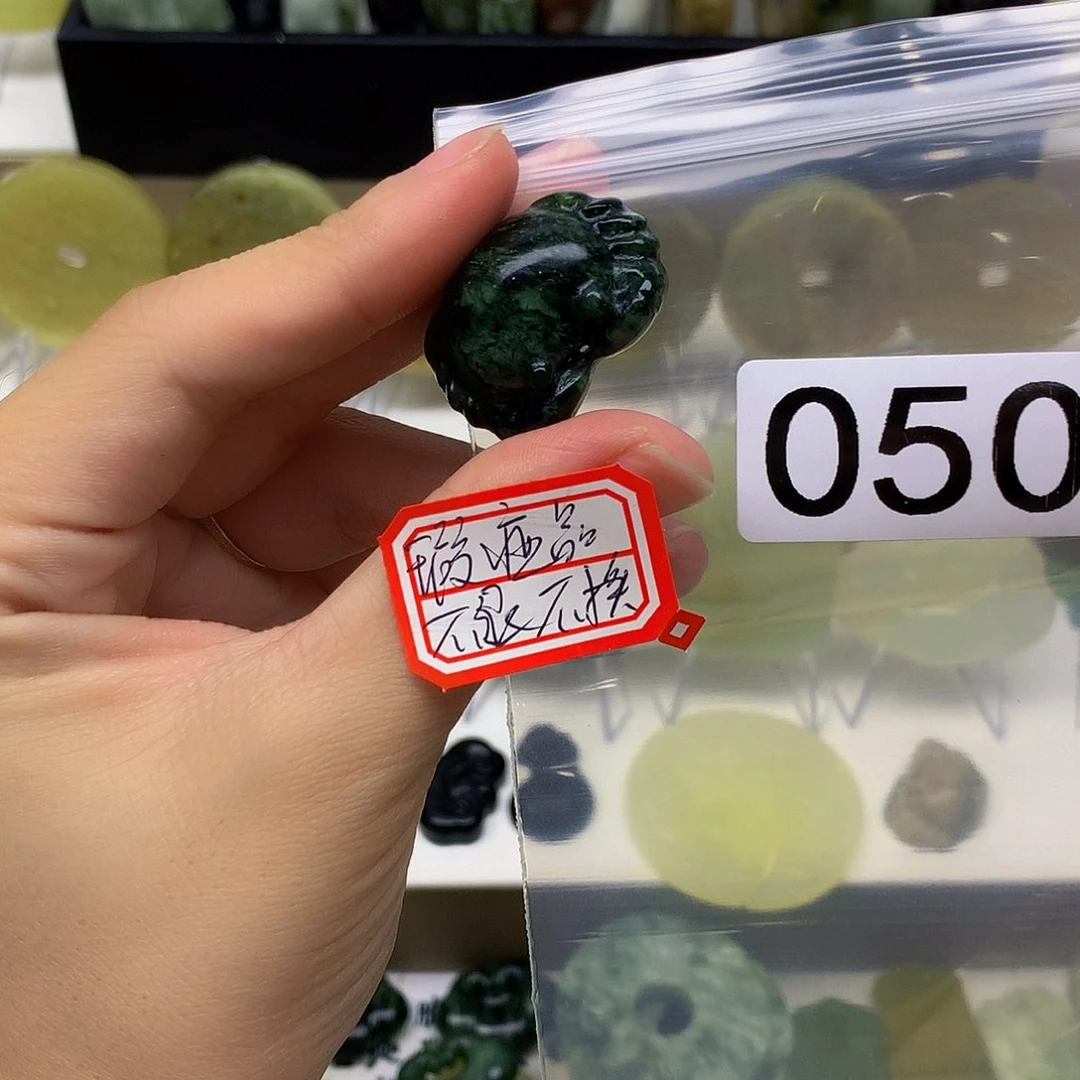 蛇纹石玉颈饰未镶嵌