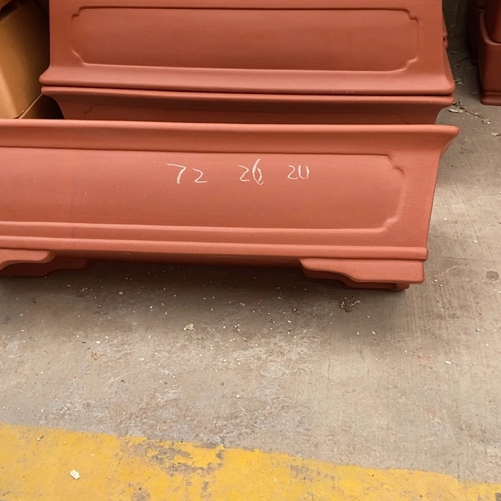 花盆紫砂只顾看手机的小