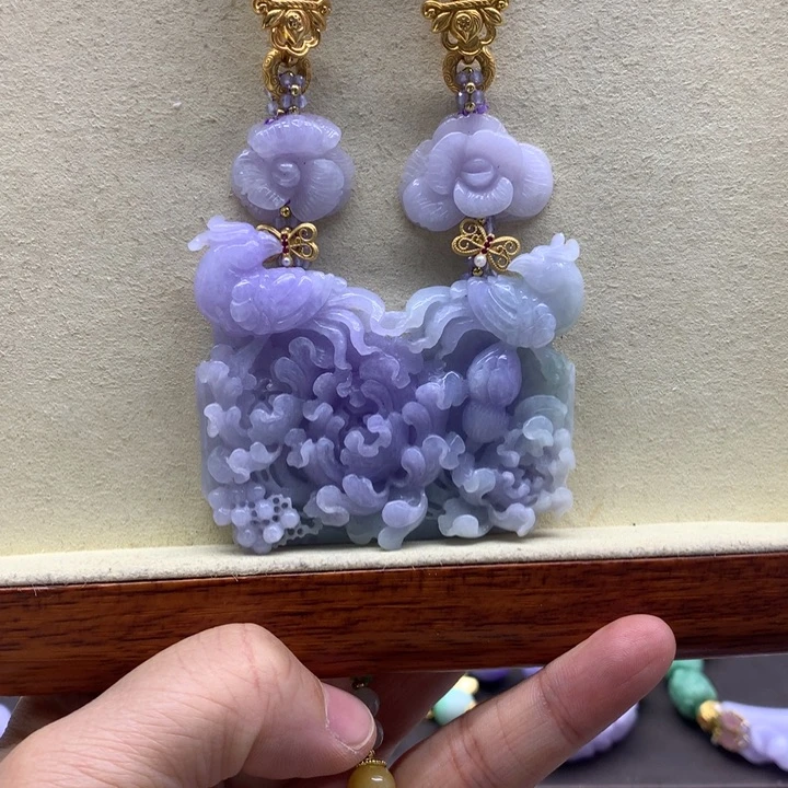 翡翠吊坠(赠链)未镶嵌