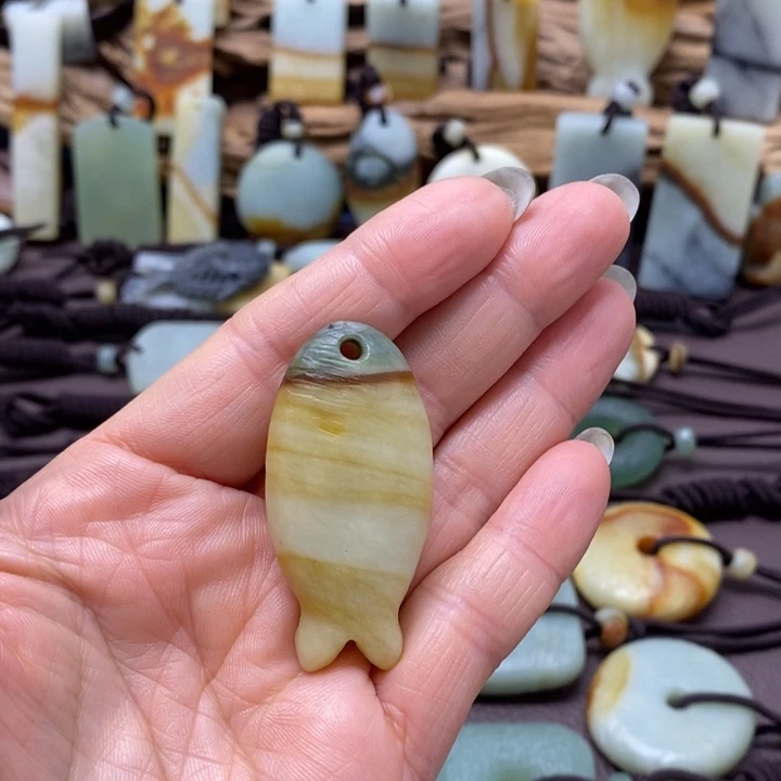 蛇纹石玉未镶嵌颈饰