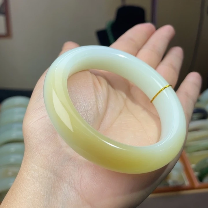 和田玉未镶嵌手镯