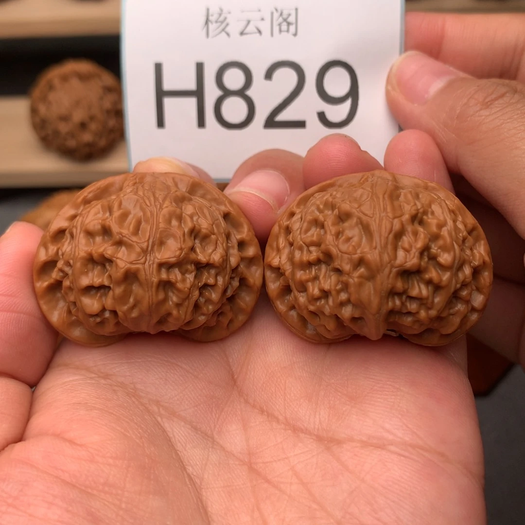 文玩核桃把件39.8红皮宫灯