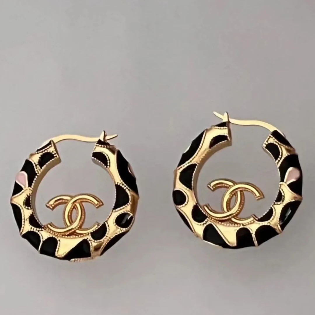 未使用 Chanel/香奈儿 经典 时尚黑金浓金色珐琅耳圈22P/LD0430