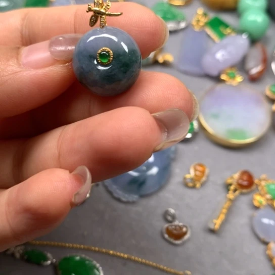 颈饰18K金镶嵌翡翠