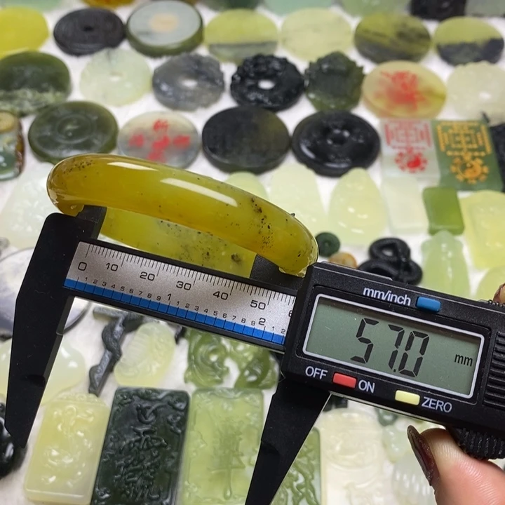 蛇纹石玉颈饰合金
